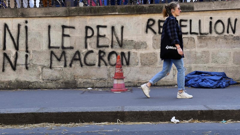 Macron v Le Pen: Some French students say ânonâ to both