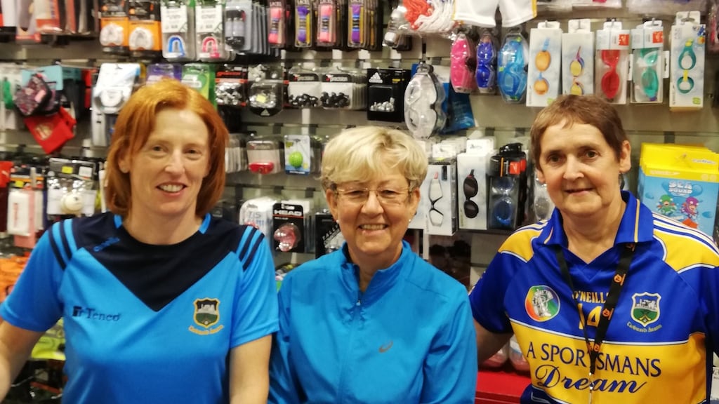 Owners of “A Sportsman’s Dream” and ardent Tipp fans Deirdre Hughes and Siobhán Tynan, alongside local woman Helen Leo.