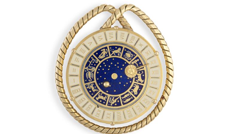 Gold and enamel celesital money clip €800–€1,000