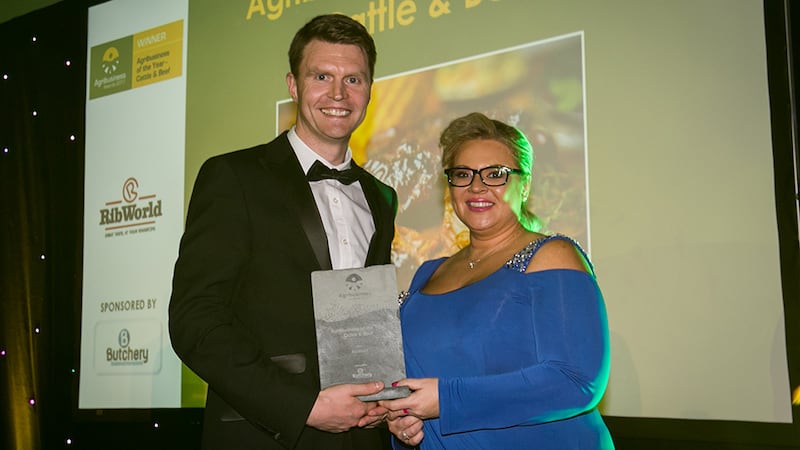 Rhonda Montgomery, Chief Executive, Butchery Excellence International, presents the Agribusiness of the Year – Cattle & Beef award to Gerard Collins, RibWorld