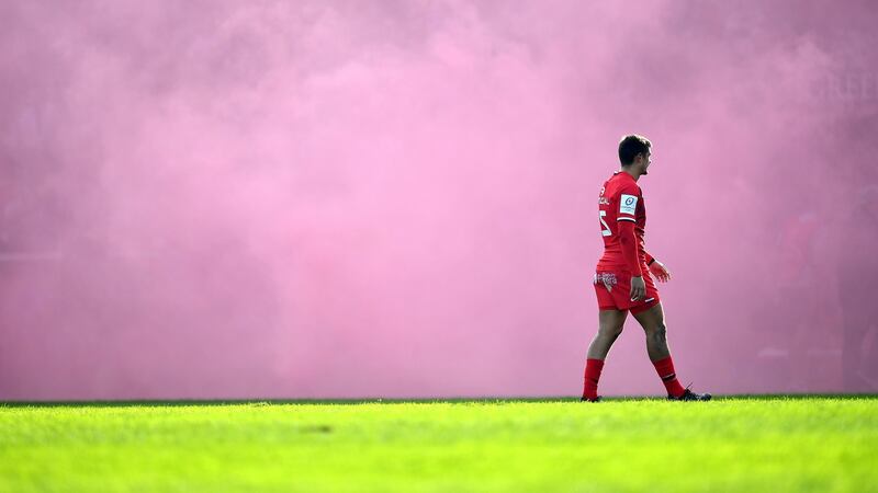 Thomas Ramos waits for kick off amid the red mist. Photo: Dan Mullan/Getty Images