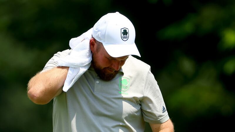 Shane Lowry wipes himself down with the high temperatures in Tokyo. Photo: James Crombie/Inpho