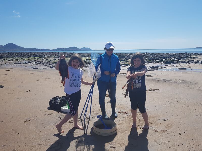 Joya and Priya learning about seaweed and other marine life on the beach at Ballinaskelligs Bay with Lucy Hunt of Sea Synergy