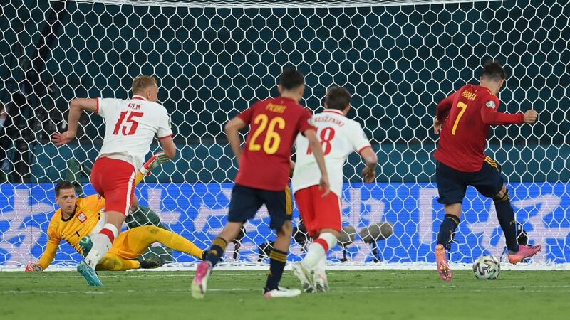 Morata tries to finish the follow-up after missing a penalty. Photo: David Ramos/POOL/AFP via Getty Images