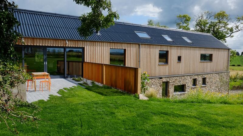 The beautiful, timber clad, open plan, agricultural-barn-inspired ‘long house’ is very much at home in the landscape of the gently rolling hills of Drumlins, Co Down.