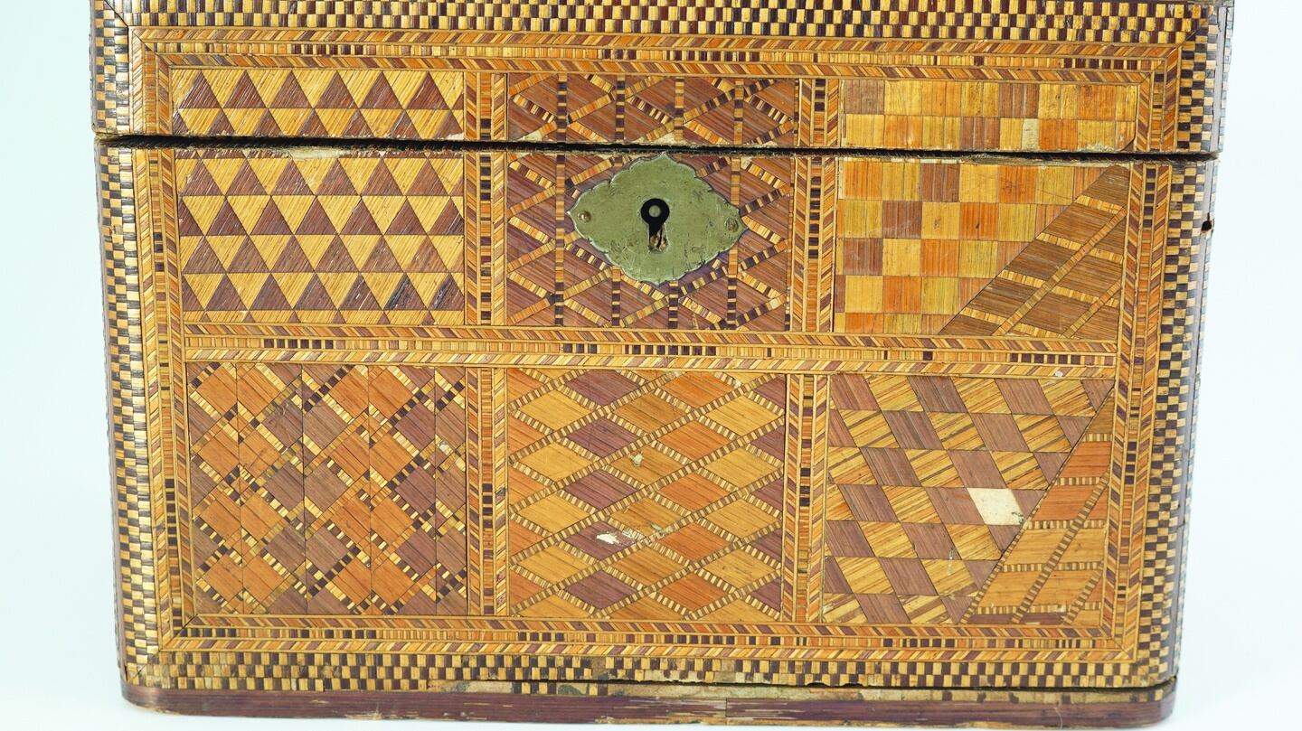 Lot 516, a  19th century prisoner of war tea caddy (€100-€150)