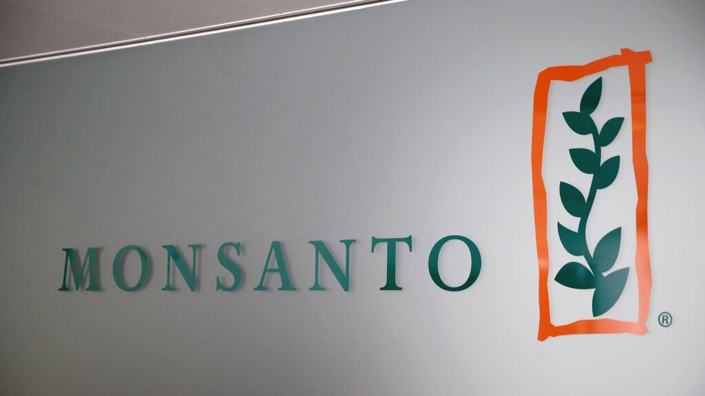 Farmers say glyphosate, the basis for Monsanto’s topselling weedkiller Roundup, is vital for robust yields of crops. But EU governments including France and Germany will not approve new permits, responding to concerns that the weedkiller could cause cancer.