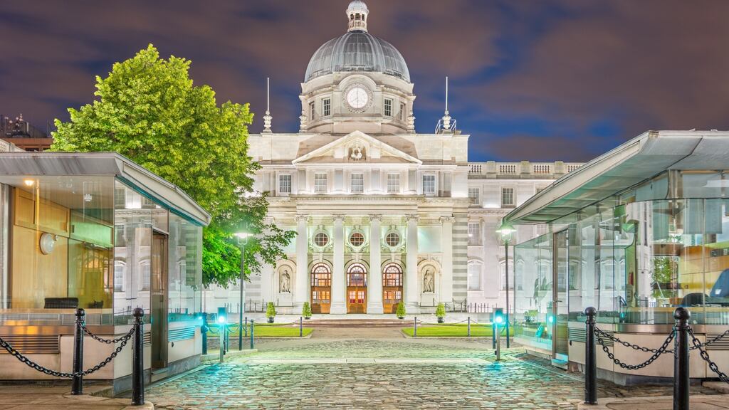 Is cinnte go mbeidh athruithe bunúsacha agus smaointeoireacht nua ag teastáil má táthar chun freastal a dhéanamh go cóir ar phobal na Gaeilge.