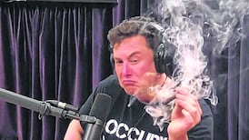 Tesla share dragged down as senior staff leave