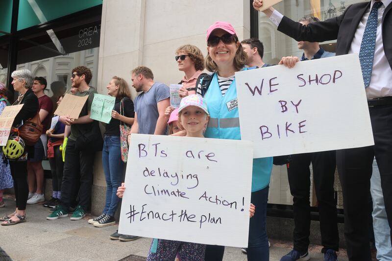 Úna Mannion and her daughter at the demonstration on Grafton Street.