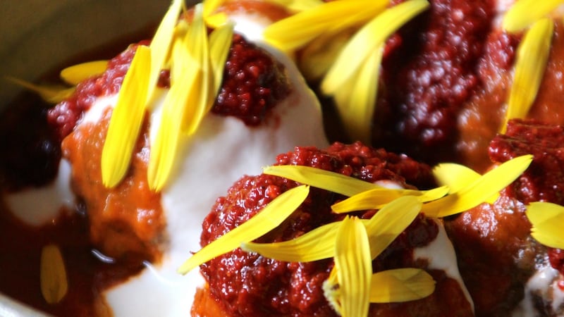 Meatballs with chilli sauce and yoghurt