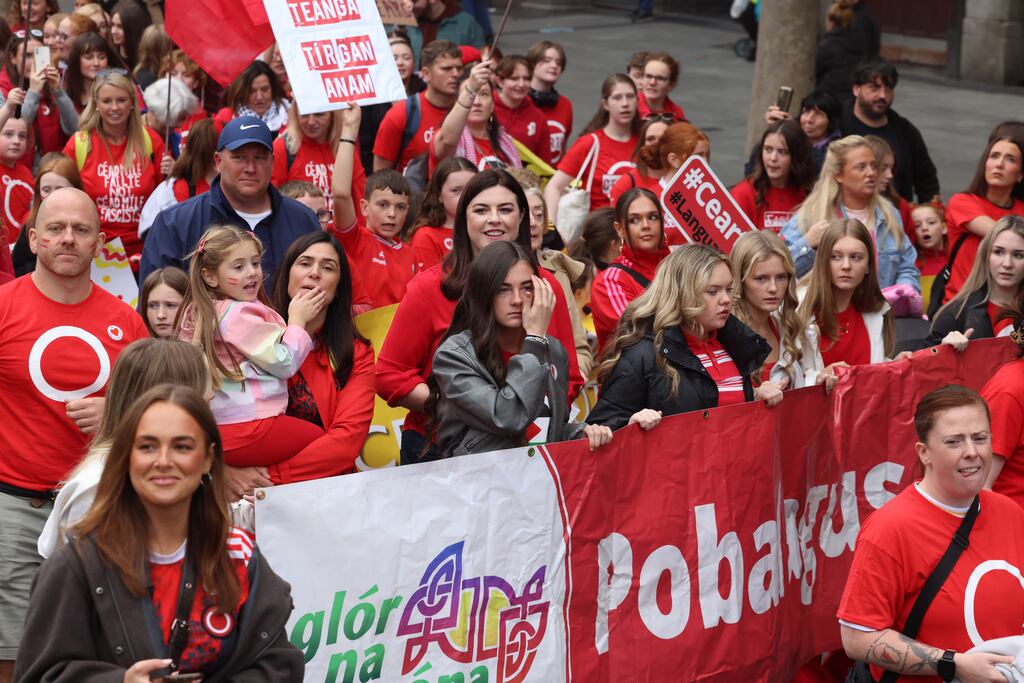 Bhí géarchéim tithíochta na Gaeltachta ar cheann de na héilimh a bhí ag mórshiúl CEARTA i mBaile Átha Cliath ag an deireadh seachtaine. Grianghraf: Dara Mac Dónaill / The Irish Times
