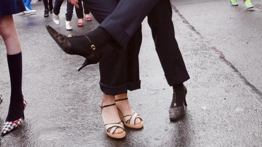 A woman asked men and women to participate in surveys on gender equality or local eating habits, and pretended to drop a glove on the street. The study found men’s helpfulness increased when the height of the heels the woman wore increased.