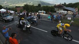 Chris Froome moves closer to third Tour de France title