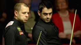 Ronnie O’Sullivan takes six-frame lead over Barry Hawkins
