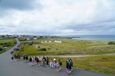 Más ón bhfarraige is mó a bhíodh cothú na ndaoine, tráth dá raibh, is ón turasóireacht anois a shaothraítear an bheatha. Grianghraf: Enda O'Dowd.
