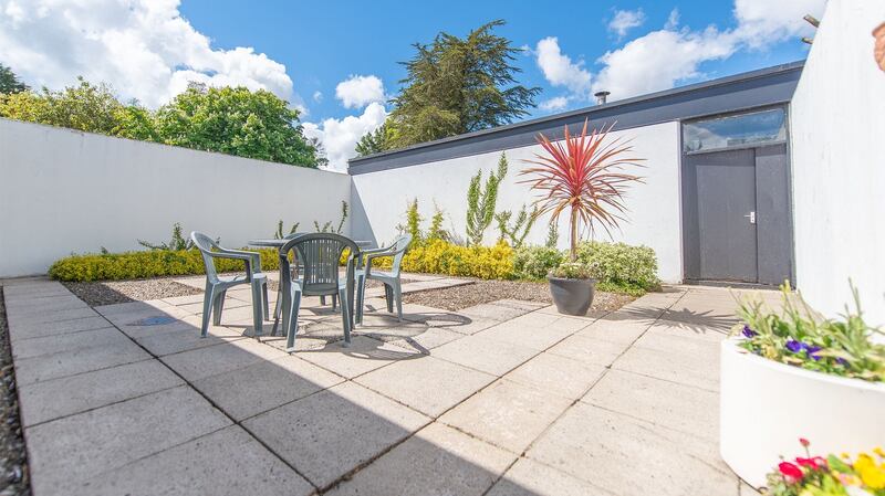 The courtyard outside the diningroom and kitchen