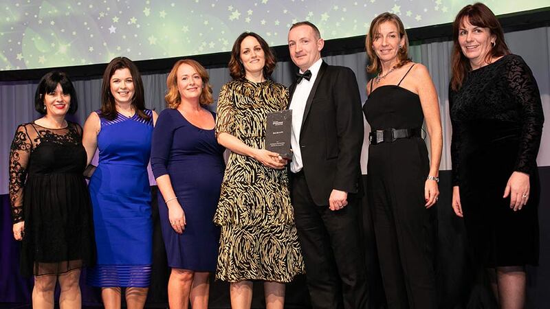 Jim Geraghty, Sponsorship Manager, Heineken, presents the Best Use of PR award to Vhi, Teneo PSG & Women’s Mini Marathon Team.