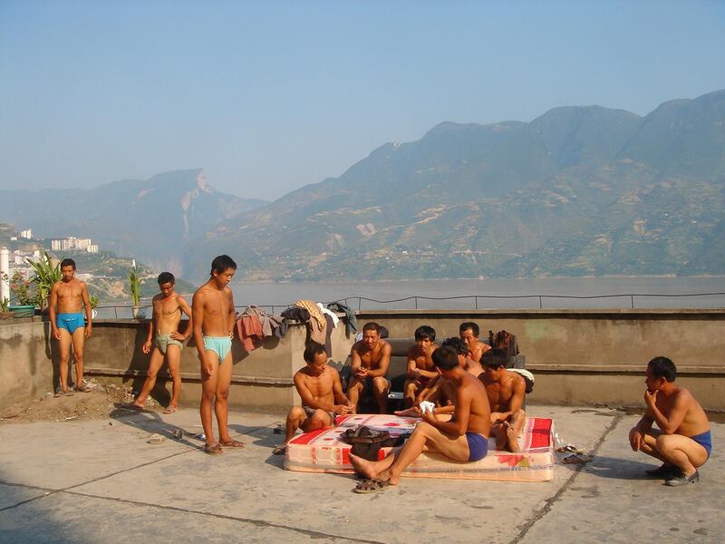 Liu Xiaodong at work on Hot Bed I(2005). Courtesy the artist