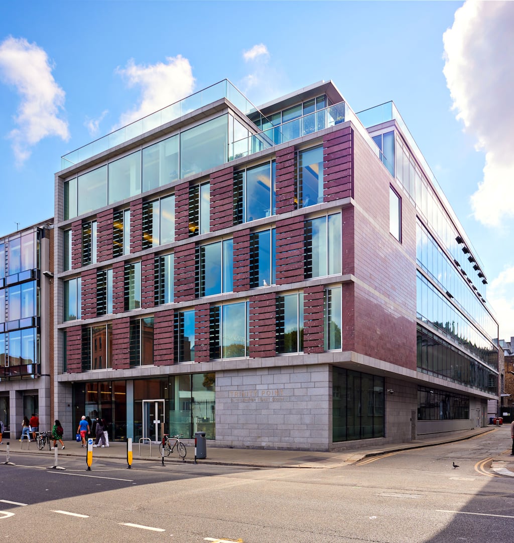 Trinity Point building occupies a prime corner site fronting on to South Leinster Street and adjacent to the National Art Gallery and Trinity College Dublin