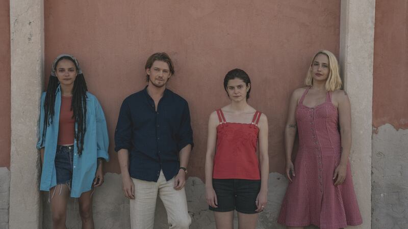 Sasha Lane, Joe Alwyn, Alison Oliver and Jemima Kirke in Conversations with Friends