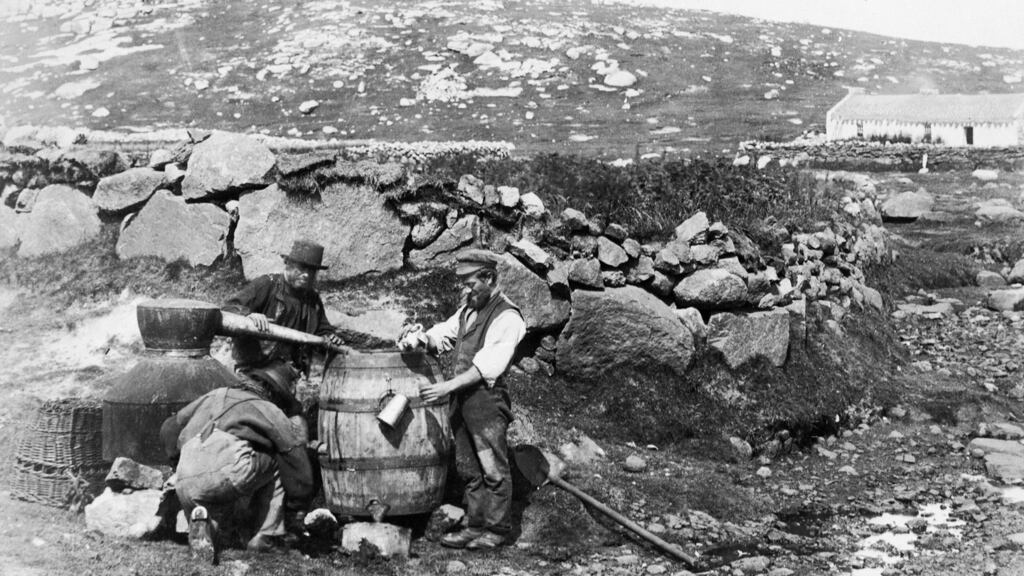 Lucht déanta poitín i gConamara, circa 1885. grainghraf: seán sexton/getty images