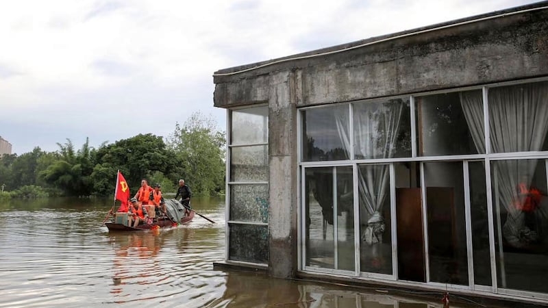 Community workers and volunteers deliver food and supplies to flood-affected residents after heavy rains in Neijiang in China’s southwestern Sichuan province on August 19, 2020. Photogaph: STR / AFP