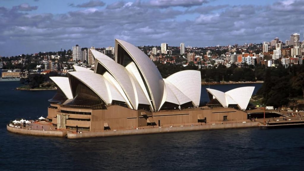 Some 150,000 Irish people who went to Australia on a working holiday visa may be entitled to claim back an average tax refund of $,2600 (€1,614)