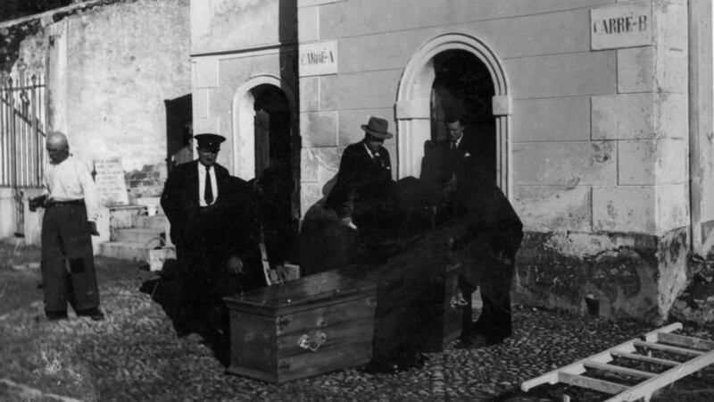 Undertaker’s party screwing down the lid of the outer coffin containing the body of WB Yeats outside the mortuary in the cemetery at Roquebrune, France. Photograph: Defence Forces