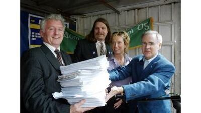 Seo duit...Bhailigh an grúpa stocaireachta, Stádas, breis agus 80,000 síniú i 2004 in achainí ag iarraidh go ndéanfaí teanga oifigiúil den Ghaeilge san AE.