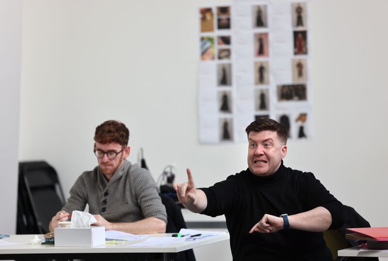 Conor Hanratty, stiúrthóir, ‘Na Peirsigh’, le linn cleachtadh san Digital Hub, Baile Átha Cliath. Grianghraph: Dara Mac Dónaill