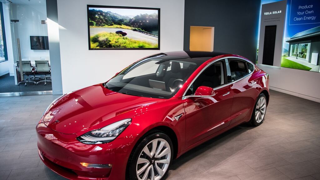 Tesla plans to halt production of its long-awaited Model 3 saloon on Tuesday in a bid to work out kinks that have slowed assembly of the car