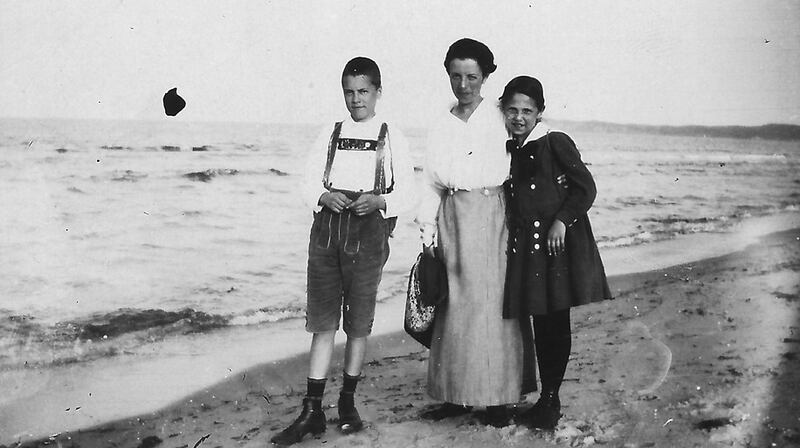 Ursula’s grandmother Lotte with her children, Urssula’s father Werner and aunt Ilse in 1919