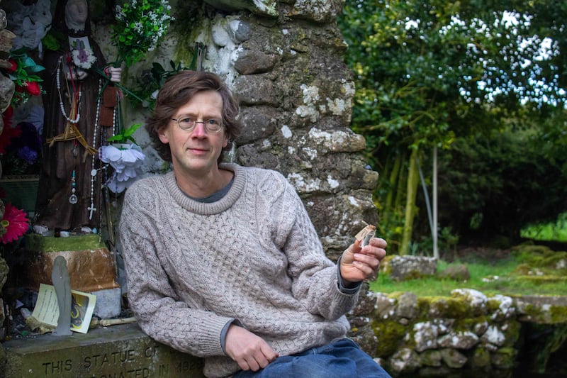 Manchán ag tabhairt cuairte ar thobar beannaithe. Grianghraf: TG4