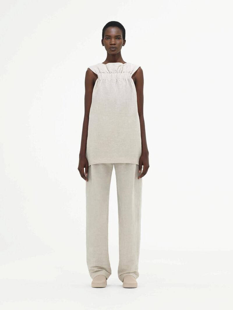 Cotton/linen sand top with elastic detail, €69