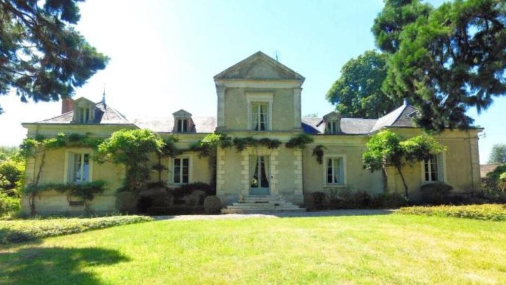 €379,500: six-bedroom Indre manor house