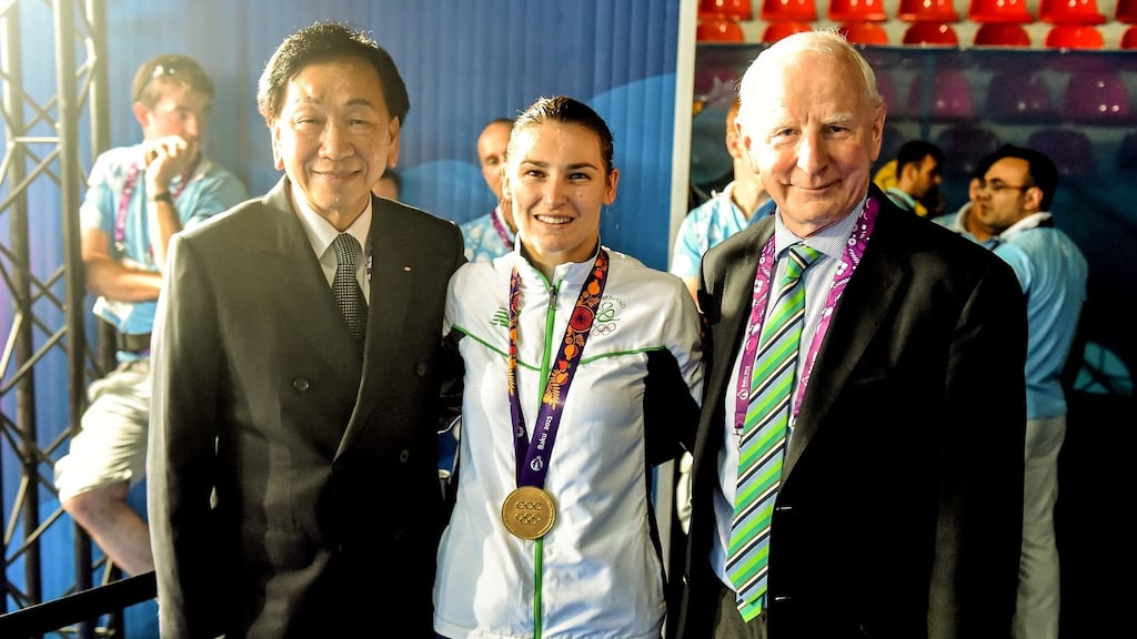 AIBA president Dr Ching-Kuo Wu, left, with Katie Taylor and former OCI president Pat Hickey. Photo: Stephen McCarthy/Sportsfile