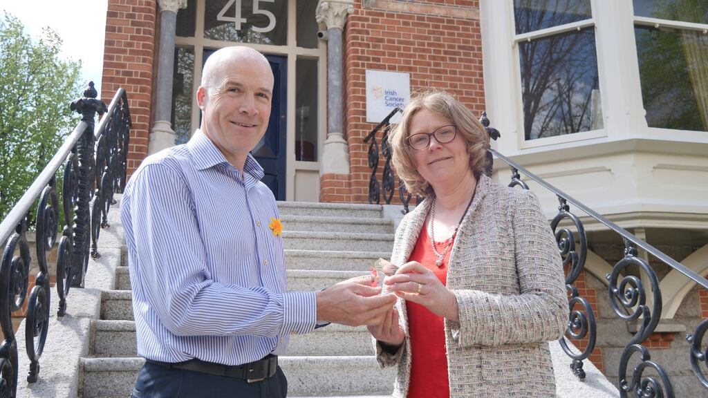 Sylvia Thompson being presented with the Global Lung Cancer Coalition award by Kevin O’Hagan, Cancer Prevention Manager with the Irish Cancer Society.