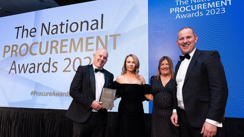 Lisa Murray, sourcing director at Verizon, presents the best public sector, semi-State or Government procurement project of the year award to Uisce Éireann team.