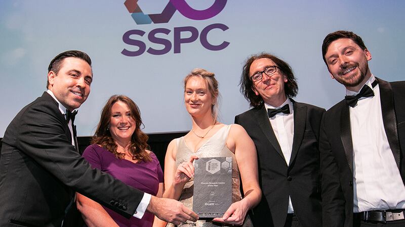 Scott Ohanesian, Senior Vice President for Commercial Operations, QuickSTAT Global Life Science Logistics, presents the Pharma Research Centre of the Year award to the SSPC team.