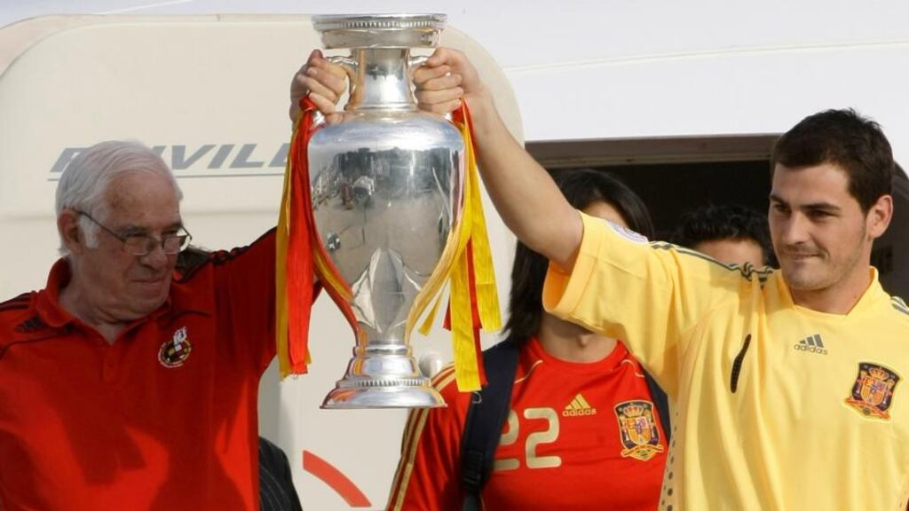 Luis Aragones holds up the Euro 2008 trophy with team captain Iker Casillas.