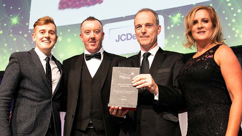 Tony O’Flanagan, Marketing Director, JCDecaux, presents the Best Multi-Platform Sponsorship award to Jay Wilson, Lidl Ireland, Jackie Cahill & Aislinn Harkin, LGFA.