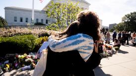 Crowds gather in Washington DC to mourn Ruth Bader Ginsburg