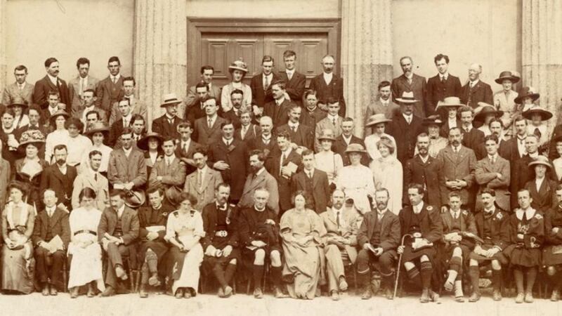Ada English, attending a Gaelic League national convention in Galway, 1913, in the second row from the front, without a hat, beside Máire Ní Chinnéide (with hat) and behind Eoin McNeill (seated in the front row, holding a book). Douglas Hyde is seated to Eoin McNeill’s right. Source: Courtesy of the Curran family.