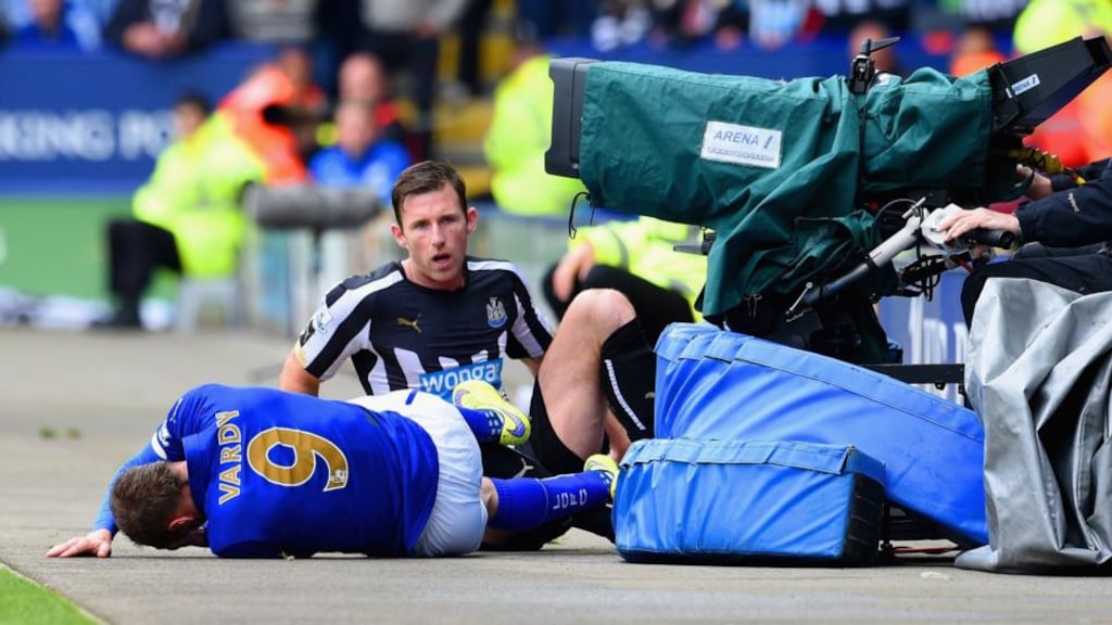Newcastle United’s Mike Williamson fouls Jamie Vardy of Leicester City leading to his red card during the Premier League match at The King Power Stadium. Photo: Ross Kinnaird/Getty Images