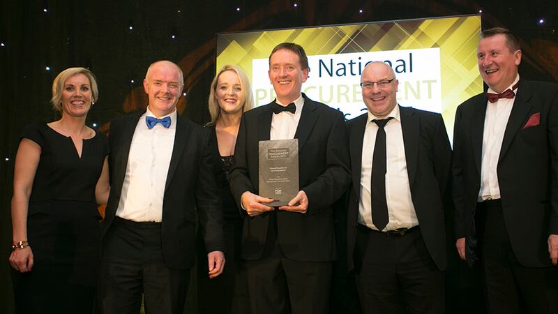 Lisa O'Carroll, Business Development Leader, FCM Travel Solutions presents the Overall Excellence in Procurement award to the Pfizer team