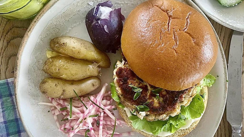 Turkey herb burgers with beetroot slaw