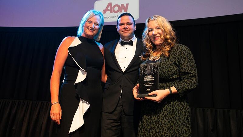 Gary Fearon, Health & Risk Lead, Aon, presents the Best Health & Wellbeing Strategy – Large Organisation award to Jill Johnston & Una Rorke, Three Ireland.