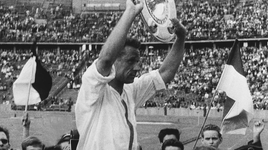 Eintracht Frankfurt’s Alfred Pfaff is carried in triumph after his side’s title-winning success in 1960. Photograph: Keystone-France/Gamma-Keystone via Getty Images