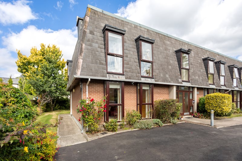 This ground-floor apartment has ample off-street parking and excellent transport links